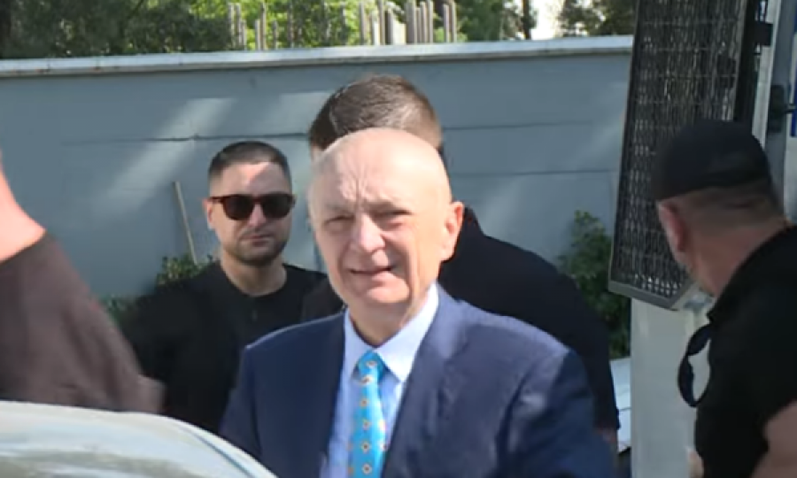Meta lë sërish qelinë për 12 orë  mbërrin në ambientet ku do të presë ngushëllimet për vdekjen e babait të tij