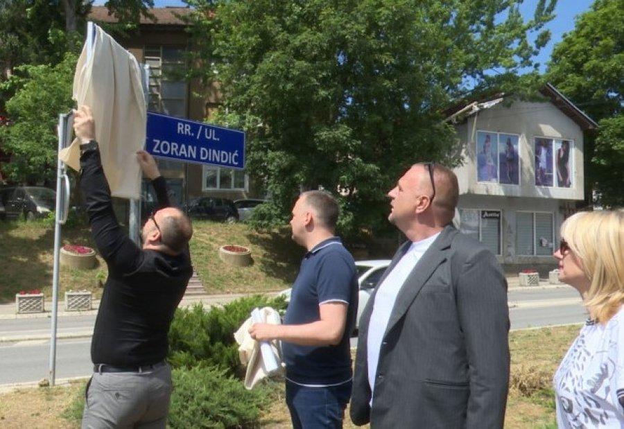 Mbulohen tabelat me emrat e rrugëve  që u vendosën nga ministrja Pacolli në Mitrovicën e Veriut