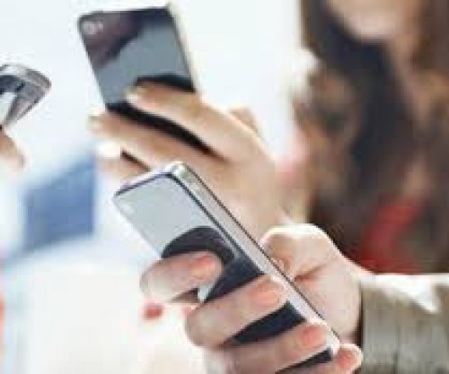 Çfarë ndodh në tru kur shkruani me dikë në celular