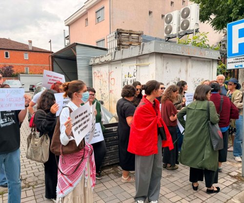“Zvërneci dhe Sazani nuk janë në shitje”, protestë para Ambasadës së Shqipërisë në Kosovë