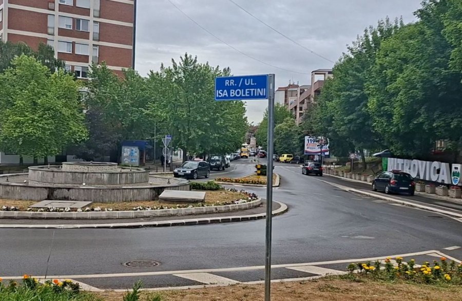 hiqet-tabela-me-emrin-e-zoran-gjingjiqit-qe-u-vendos-dje-ne-nje-rruge-ne-mitrovicen-e-veriut