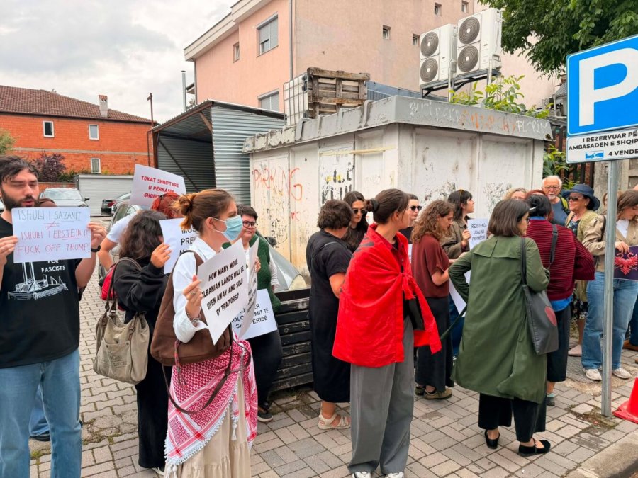  Zvërneci dhe Sazani nuk janë në shitje   protestë para Ambasadës së Shqipërisë në Kosovë