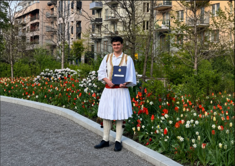 Shqiptari nga Kosova diplomon në Inxhinieri Hapësinore në Suedi me veshje kombëtare