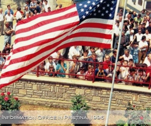 Ambasada e SHBA-së në Prishtinë kujton hapjen e parë zyrtare në Kosovë në vitin 1996