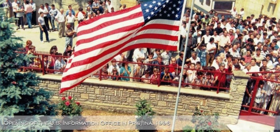 Ambasada e SHBA së në Prishtinë kujton hapjen e parë zyrtare në Kosovë në vitin 1996