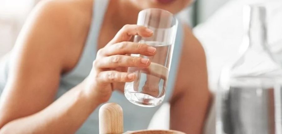 Çfarë mund të bëjë pirja e një gote uji në mëngjes për energjinë dhe tretjen tuaj 