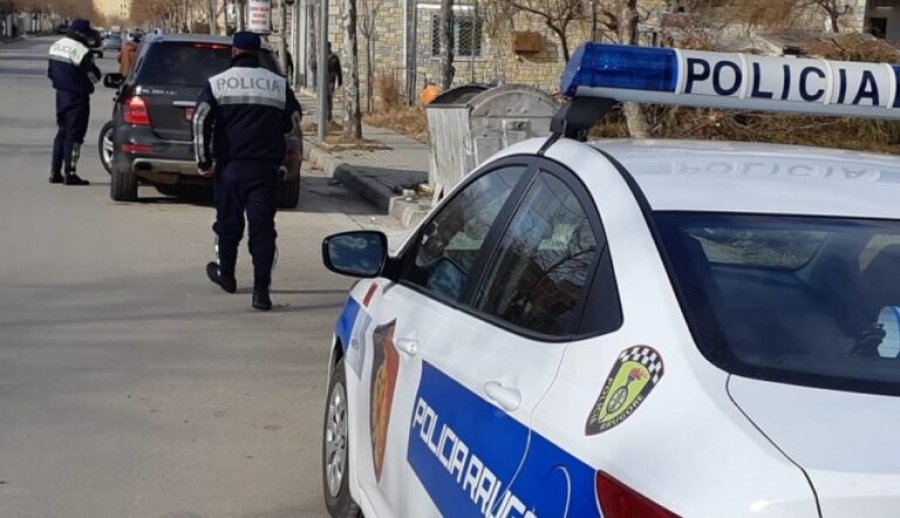 Ngjarje e rëndë në Tiranë, policit i vendoset thika në fyt, arrestohet autori