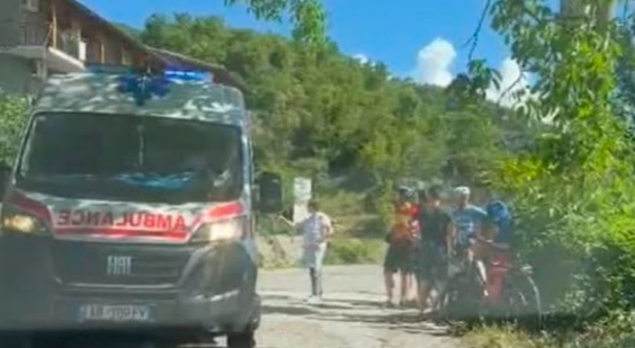 Turisti gjerman rrëshqet me biçikletë në rrugën Përmet Çarçovë  transportohet në spital