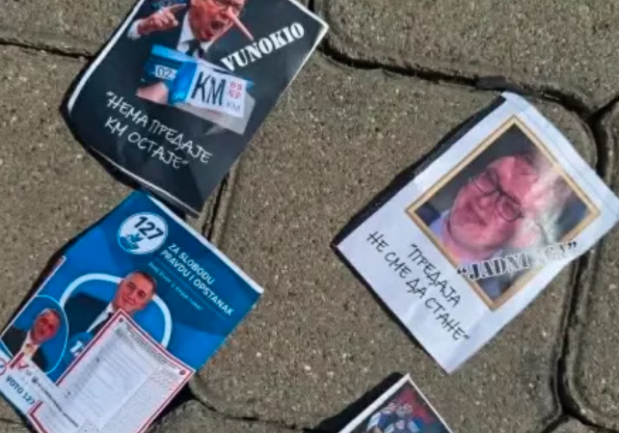 Disa serbë lodhen nga narrativat e Vuçiqit  shpërndajnë fletushka me kritika ndaj tij