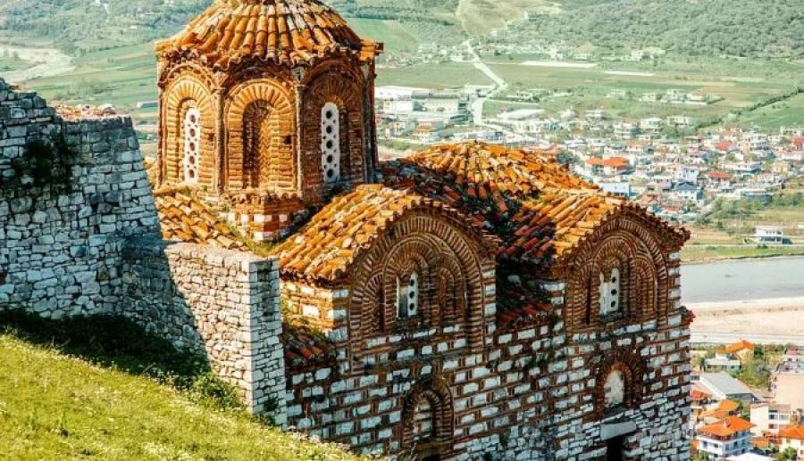  Turisti per Caso   Shqipëria mes së shkuarës dhe së ardhmes  një udhëtim që zbulon transformimin e vendit