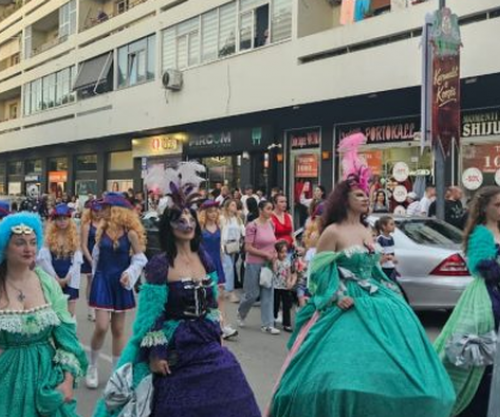 Karnavalet shndërrojnë Korçën në skenë të hapur spektakli