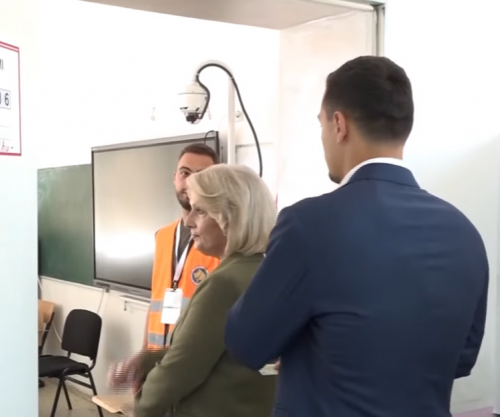 Gruaja dhe djali i Thaçit votojnë bashkë në Prishtinë