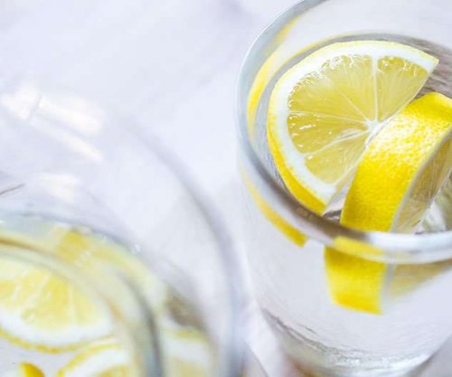 Arsyet përse duhet ta nisni ditën me ujë dhe limon