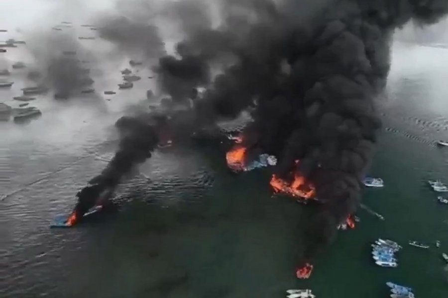Zjarr i madh në një port peshkimi në Ekuador, shkatërrohen dhjetëra anije [video]