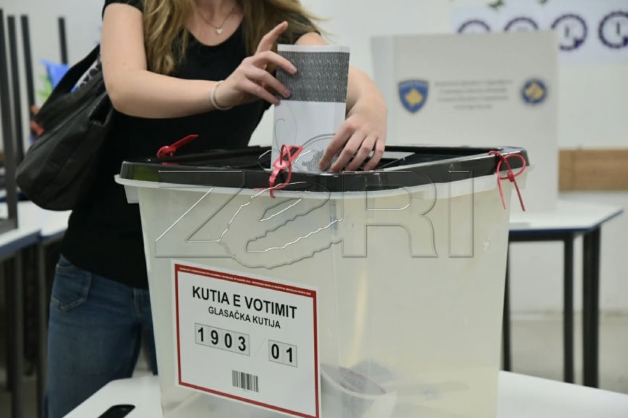 qytetaret-e-prizrenit-tregojne-interesim-te-madh-per-votim-menaxheri-radha-u-krijua-para-hapjes-se-qendres