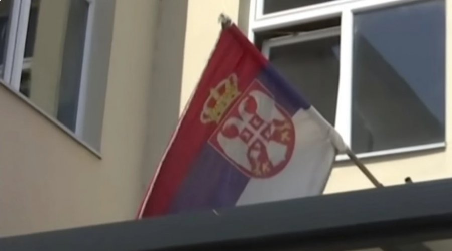 flamuri-serb-ishte-vendosur-ne-qendren-e-votimit-ne-gorazhdec-te-pejes-policia-e-largon-ate