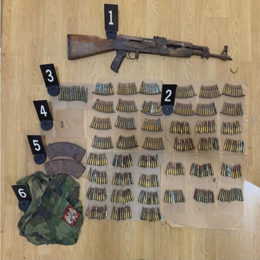 ne-diten-e-zgjedhjeve-policia-sekuestron-arsenal-armesh-ne-zubin-potok