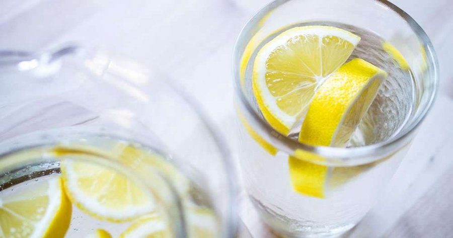 arsyet-perse-duhet-ta-nisni-diten-me-uje-dhe-limon