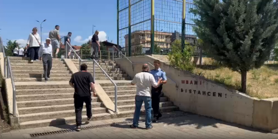 Qytetari e shqyen fletëvotimin në shkollën “Ismail Qemali”, shoqërohet në stacionin policor