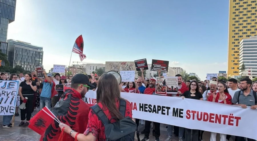 Dita e nëntë e protestës për Zvërnecin  qytetarët grumbullohen para Kryeministrisë