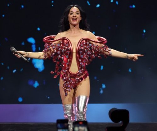 Katy Perry do të këndojë në “Sunny Hill Festival”, por duket se nuk e “njeh” Kosovën si shtet