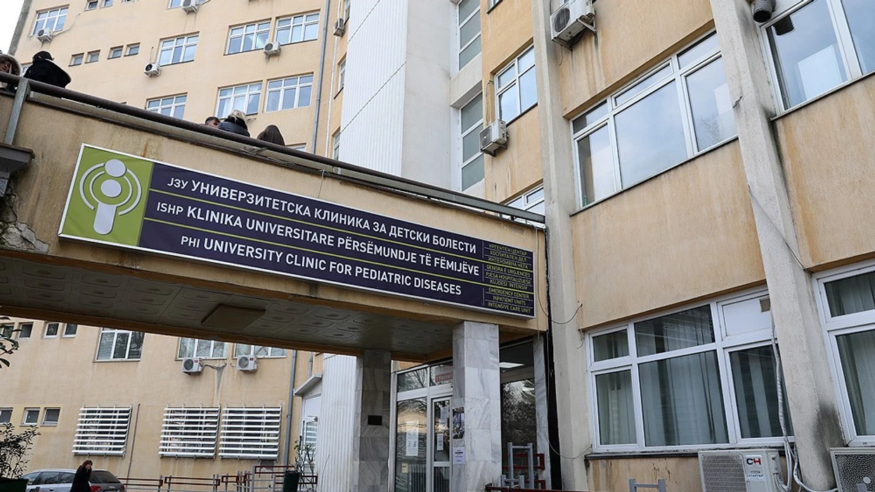 Helmohet me barna një 5-vjeçar nga Gostivari, dërgohet në Klinikën e Fëmijëve në Shkup