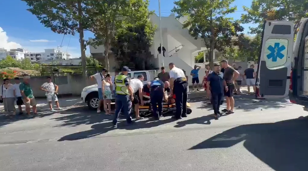 Aksident i rëndë me motor në Vlorë, i lënduari dërgohet me urgjencë në spital