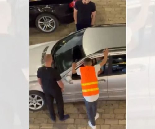 Shoferi përplas qëllimisht me makinë katër persona - çfarë ndodhi në Shkodër? [video]