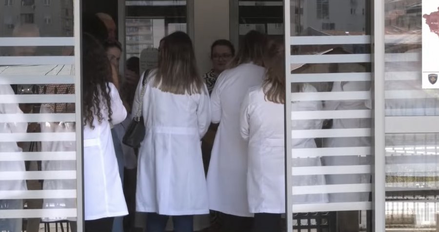 Specializimi i farmacistëve në biokimi, protestohet para Ministrisë së Shëndetësisë