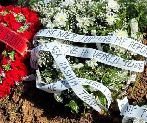 “U prehsh në paqe, hero i UÇK-së” – shkruan në kurorën e Hashim Thaçit në varrin e Sahit Jasharit