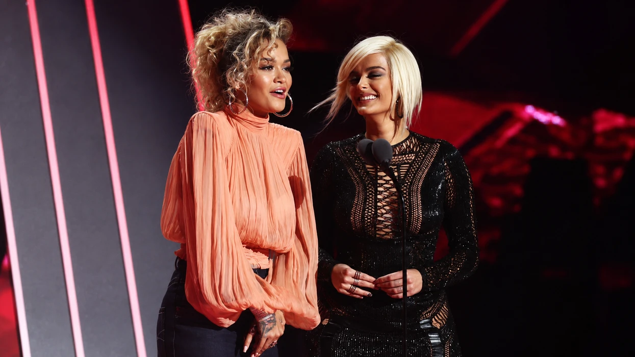 rita-mbeshtet-beben-pas-publikimit-te-albumit-dirty-blonde-ndan-me-fansat-projektin-e-ri-te-artistes-shqiptare-video