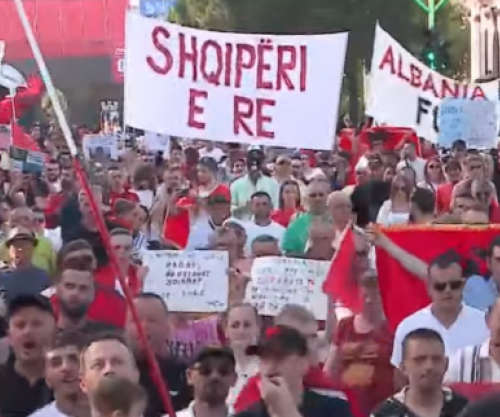 Protesta për Zvërnecin në ditën e pesëmbëdhjetë në Tiranë