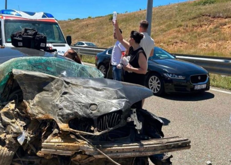 Vdes gruaja nga aksidenti në autostradë  në gjendje të rëndë burri i saj