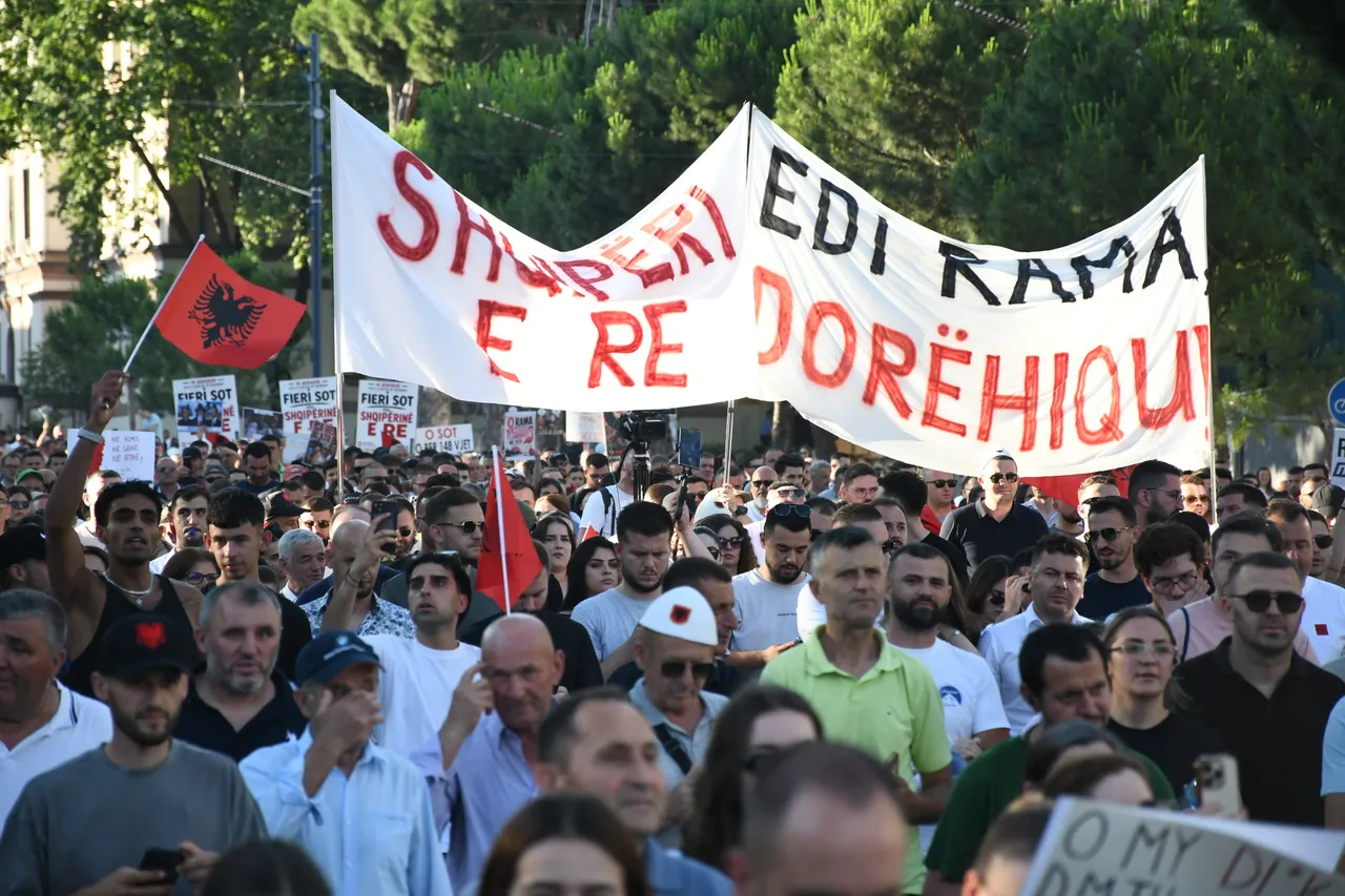 Tensione në protestën e 15-të, qytetarët marshojnë nëpër kryeqytet: Rama jep dorëheqje