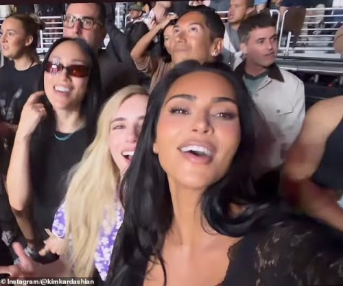 Kim Kardashian shfaqet në koncertin e Ariana Grandes në Los Angeles, pamjet bëhen virale