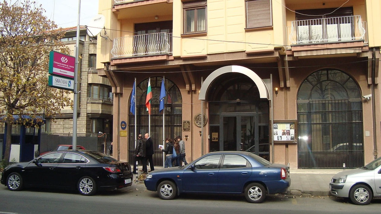 Gjuajtje me molotov përpara Ambasadës së Bullgarisë në Shkup