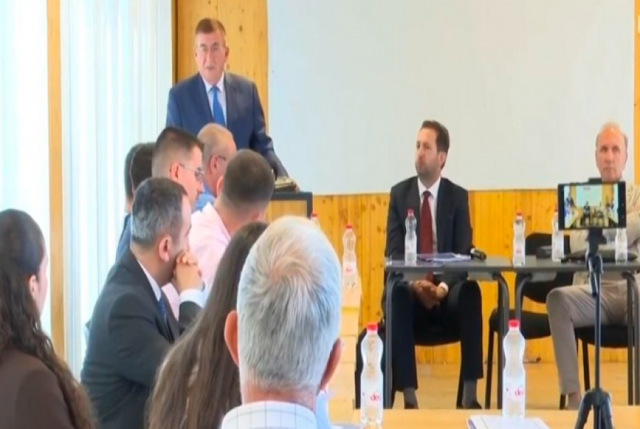 Në Vushtrri u mbajt konferenca shkencore për krimet serbe