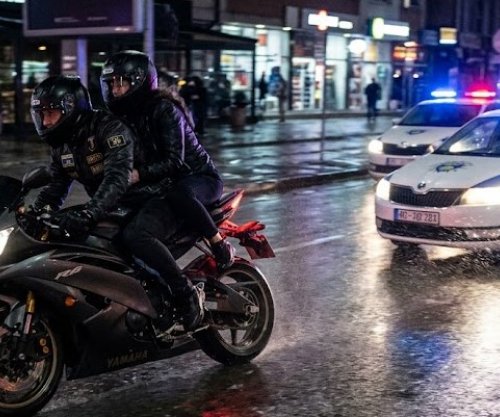 Dy persona tentuan t’i ikin policisë në Prishtinë, njëri hodhi një pistoletë me gaz gjatë arratisjes