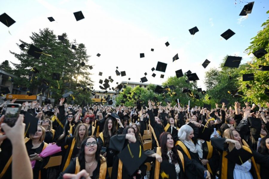 Kurti mori pjesë në ceremoninë e diplomimit të 420 studentëve në Universitetin  Ukshin Hoti   në Prizren