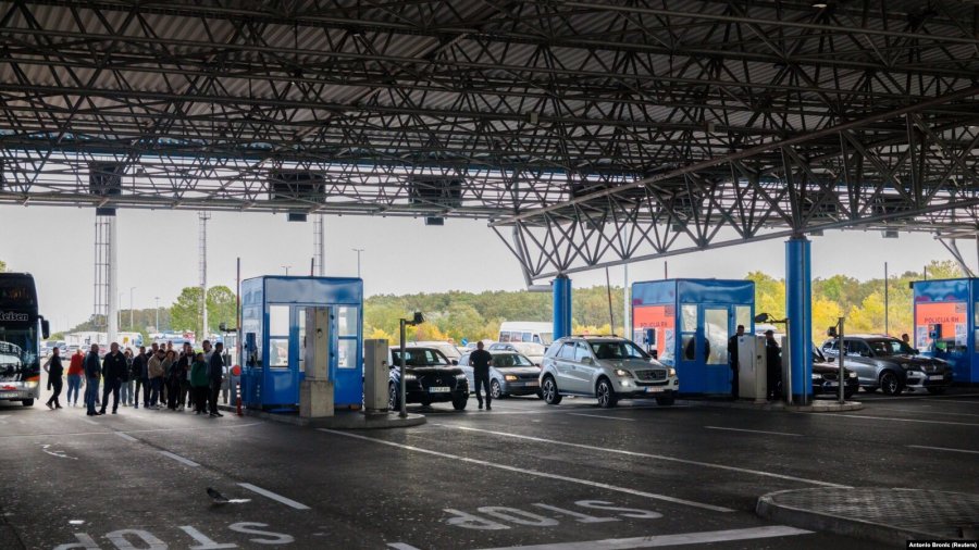 Radhë të gjata dhe fluturime të humbura  BE ja paralajmëron lehtësime në kufij gjatë verës