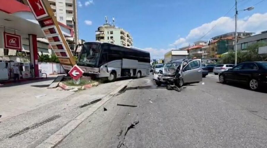 Aksident i rëndë në hyrje të Elbasanit  autobusi me fëmijë përplaset me veturën