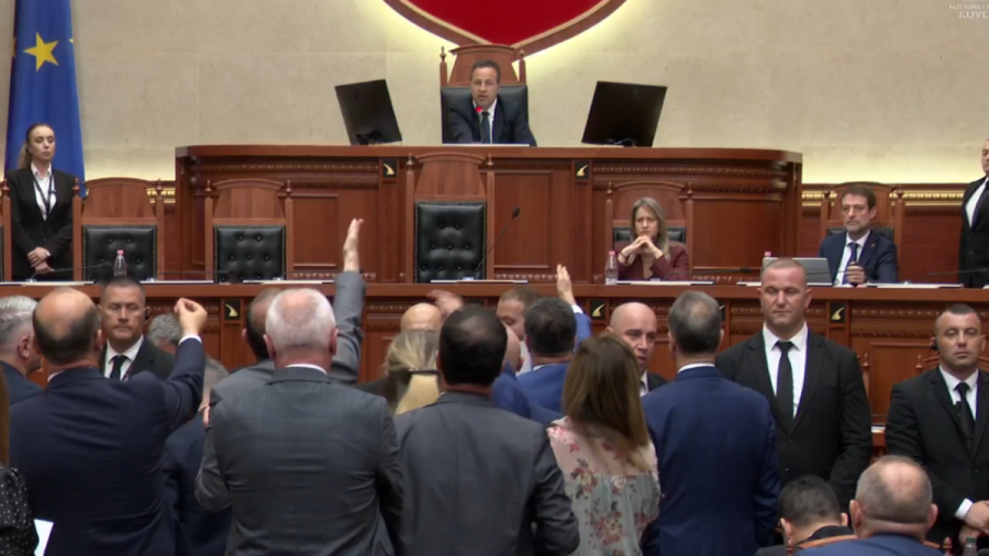 Opozita bllokon foltoren, ndërpritet dy herë seanca pas tensioneve në Kuvendin e Shqipërisë