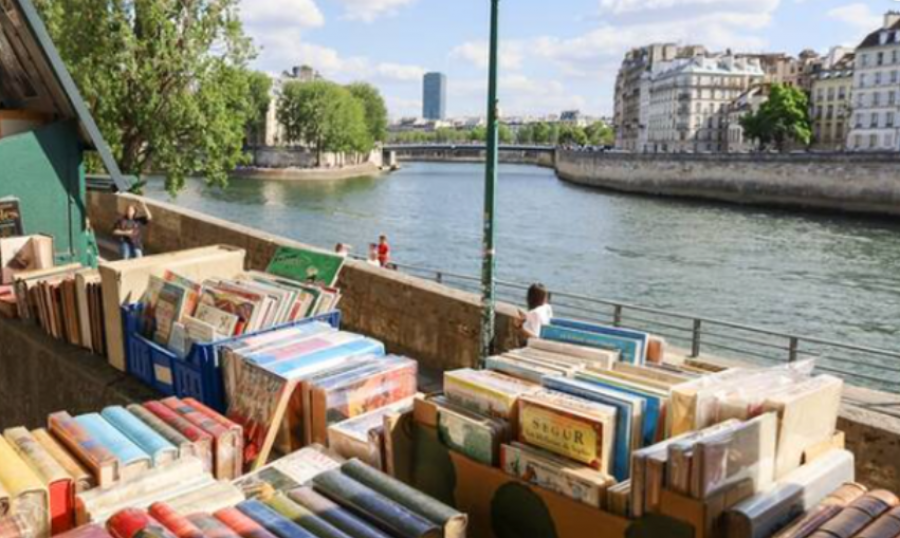 Hapet në Paris një librari lundruese me mbi pesë mijë vepra