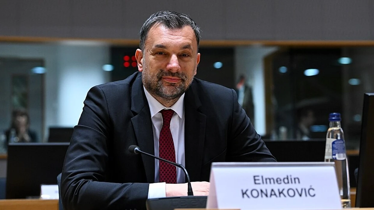 ministri-boshnjak-kerkon-anulimin-e-koncertit-te-kengetares-serbe-ne-sarajeve-nuk-ka-vend-per-promovuesit-e-urrejtjes-e-mohuesit-e-gjenocidit