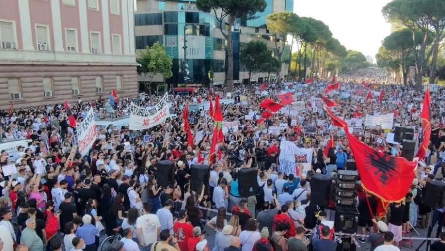 dita-e-19-te-e-protestes-ne-tirane-policia-merr-ne-hetim-27-persona
