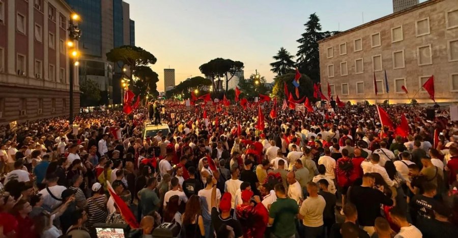 Rezistenca vazhdon te Kryeministria  Nuk ikim nga sheshi pa dhënë Rama dorëheqjen