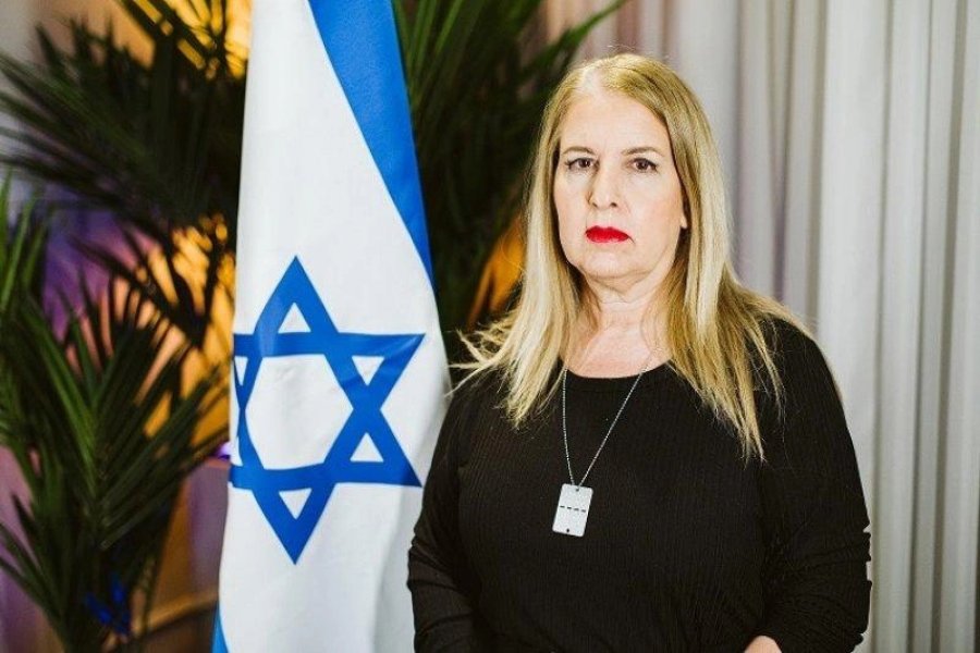 Ambasadorja izraelite pas heqjes së flamurit nga protestuesit: Akt që turpëron popullin shqiptar