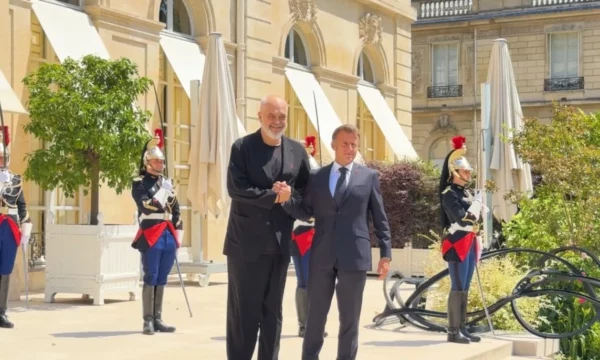 Rama mbërrin në Pallatin Elysee, zbardhen temat e diskutimit gjatë takimit me Macronin
