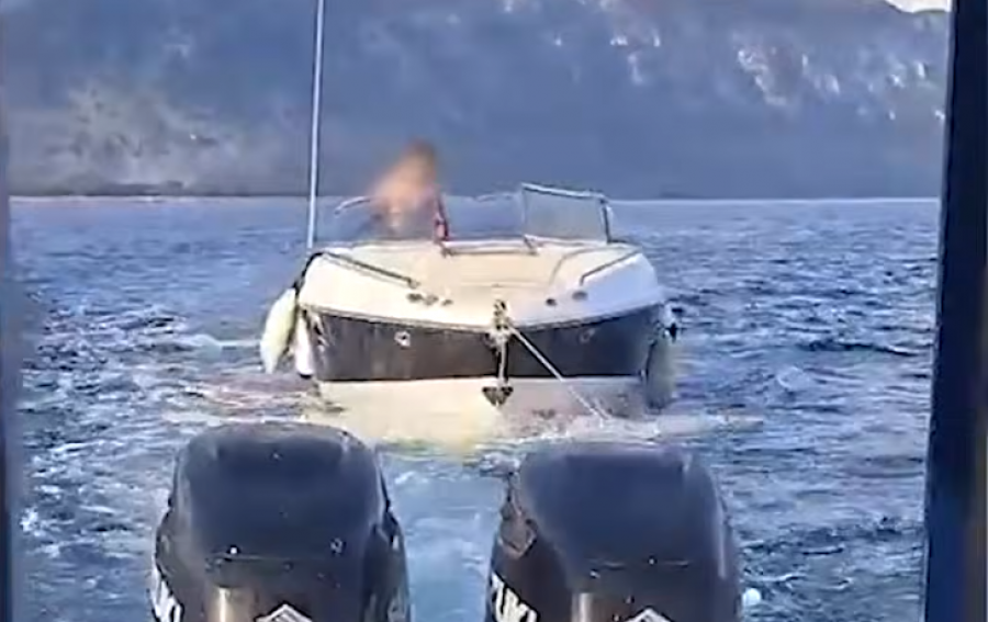 Mbetën të bllokuar në det  Policia Kufitare shpëton tre persona në Velipojë