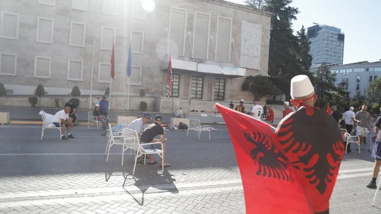 protesta-qytetare-ne-tirane-nje-grup-protestuesish-kaluan-naten-perpara-kryeministrise